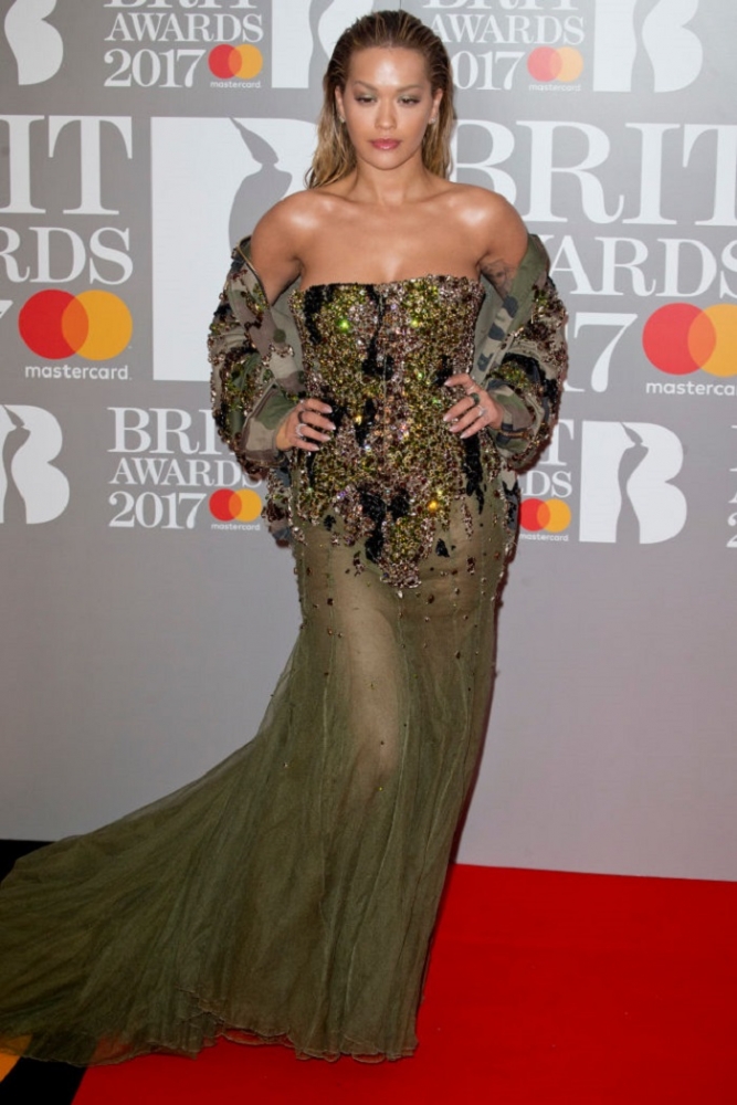Безсрамни рокли взривиха тазгодишните Brit Music Awards! Почервеня дори и червеният килим (СНИМКИ)