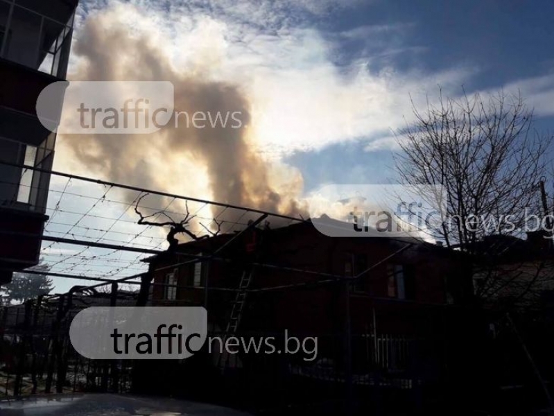 Голям пожар в Куклен! Три пожарни гасят пламнала къща СНИМКИ