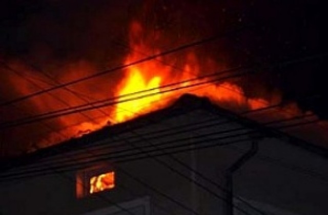 САМО В БЛИЦ: Запали се изоставена къща на пъпа на София
