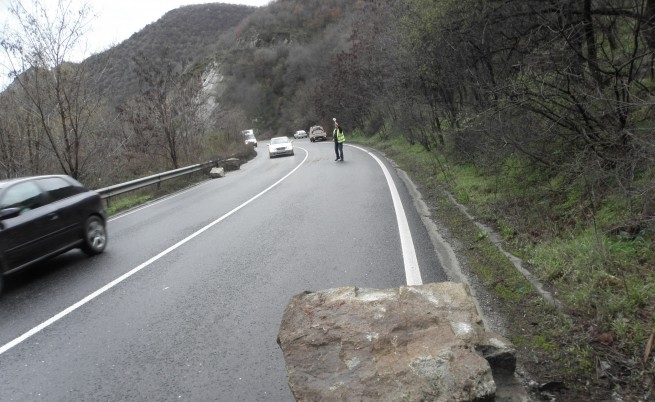 Паднала скала блокира пътя Своге - София