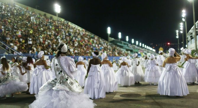 Карнавалните шествия в Бразилия започнаха (СНИМКИ)