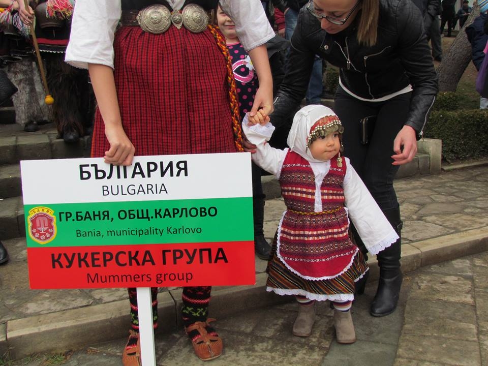 Ето така в Карловско възпитават децата на родолюбие и почит към традициите (СНИМКИ)
