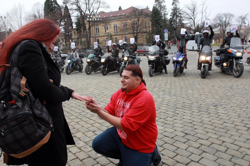 Уникално рокерско предложение за брак в центъра на София (СНИМКИ)