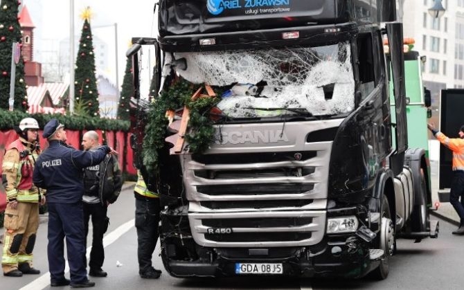 Собственикът на камиона-убиец, който затри 11 души на коледния базар в Берлин, си го иска обратно 
