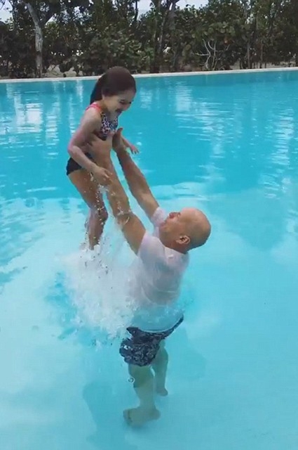 Брус Уилис учи дъщерите си да плуват (СНИМКИ)