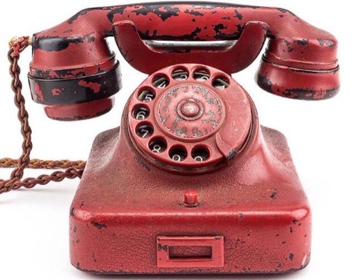 Скандал! Телефонът на Хитлер, продаден за 243 000 долара, бил менте!