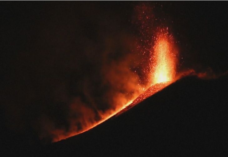 Зрелищен нощен спектакъл предложи вулканът Етна (ВИДЕО)