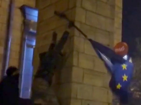 Хора в маски късат наред знамената на ЕС в Киев (ВИДЕО)