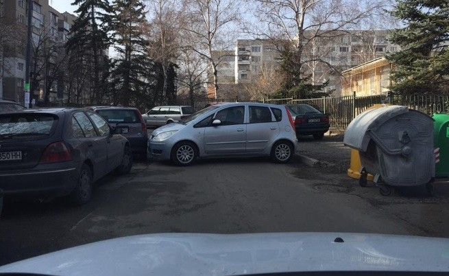 Уникална "мода": Вижте как ядосани столичани дебнат и наказват паркиралите неправилно (СНИМКИ)