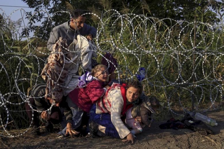 По седем деца бежанци на ден минават браздата сами