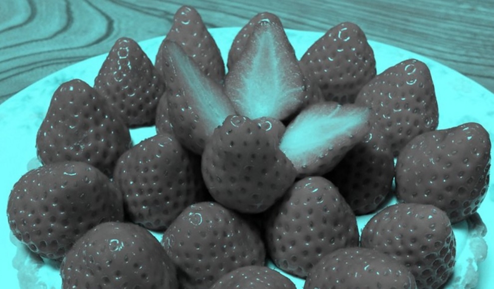 Нова яростна полемика в Интернет: Какъв цвят са тези ягоди, снимани от японски професор?
