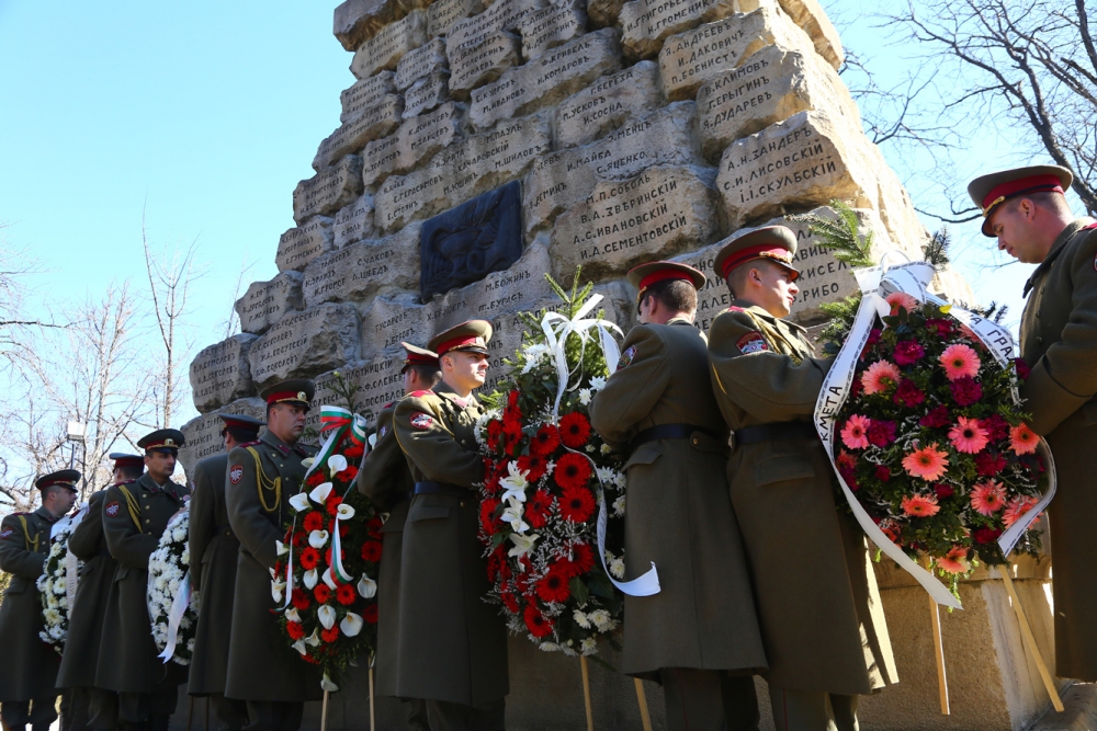 Фоторепортаж в БЛИЦ: Поклонение пред Докторския паметник в памет на руските медици, загинали за Освобождението на България!