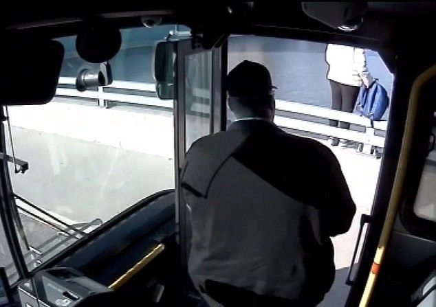 Уникален момент! Прозорлив шофьор на автобус спаси самоубийца на мост (СНИМКИ/ВИДЕО)