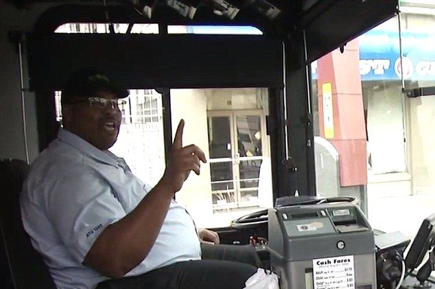 Уникален момент! Прозорлив шофьор на автобус спаси самоубийца на мост (СНИМКИ/ВИДЕО)