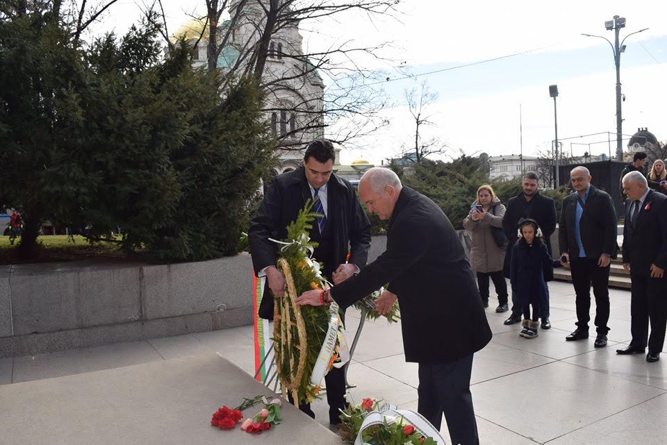 ГЕРБ поднесе венец на паметника на Незнайния воин (СНИМКИ)