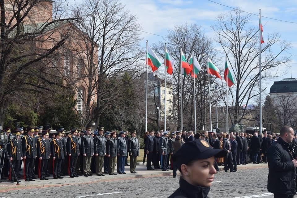 ГЕРБ поднесе венец на паметника на Незнайния воин (СНИМКИ)