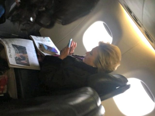 Твърдо приземяване! Хилари Клинтън се прости с луксозните полети, смеси се с простолюдието (СНИМКИ)
