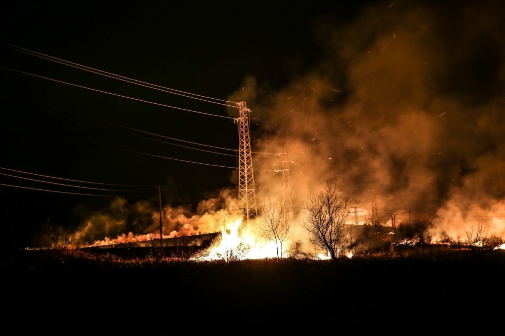 Голям пожар пламна между Трудовец и Ботевград (СНИМКИ)