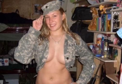 Порноскандал взриви Пентагона! Изплуваха неприлични СНИМКИ (18+) на полуголи дами от морския пехотен корпус на САЩ (ВИДЕО)