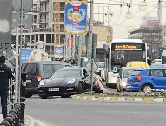 Тузарско порше се натресе в автобус насред Пловдив (СНИМКИ)