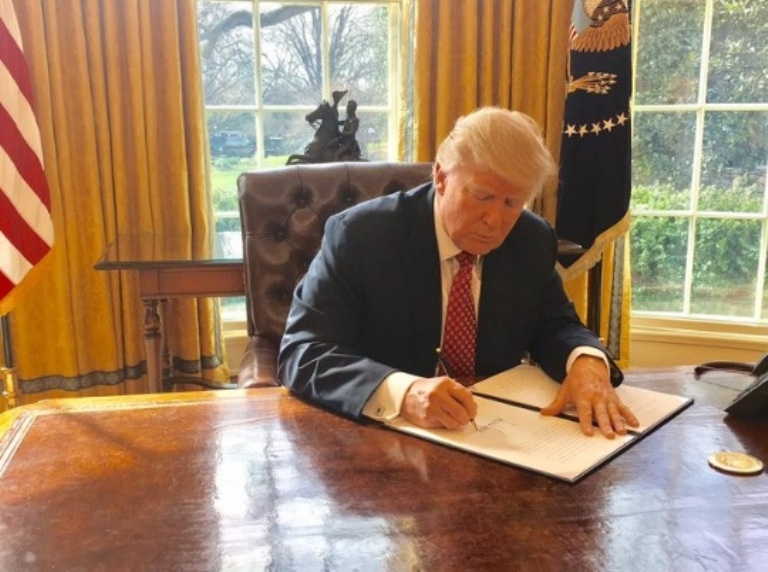Извънредна новина от Вашингтон! Тръмп подписа исторически документ, който ще промени всичко! (СНИМКА)