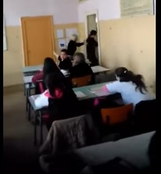 Побесняла учителка блъска ученик, гони го с ритник от класната стая (ВИДЕО)