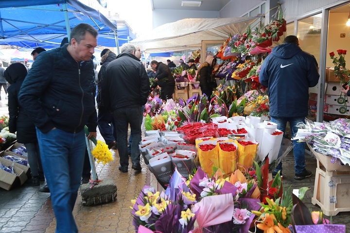 Фоторепортаж в БЛИЦ: Борсата за цветя на „Димитър Петков” почерня от народ