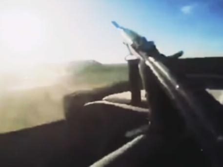 Смъртоносно селфи: камера засне смъртта на ислямист от ИД (ВИДЕО 18+)