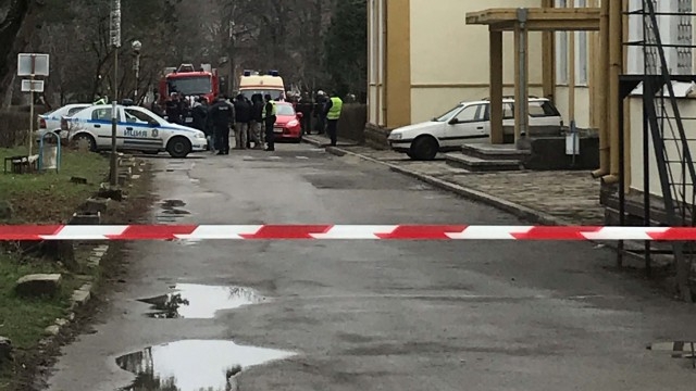 Антитерористи в Александровска! Откриха гранати и взривни материали в болницата! 