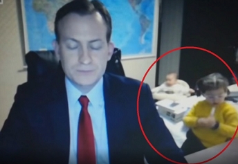 Интернет полудя по това ВИДЕО: Деца прекъснаха баща си на живо в телевизионен ефир 