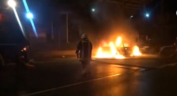 Сигнал до БЛИЦ: Кола изгоря като факла по тъмна доба в София 