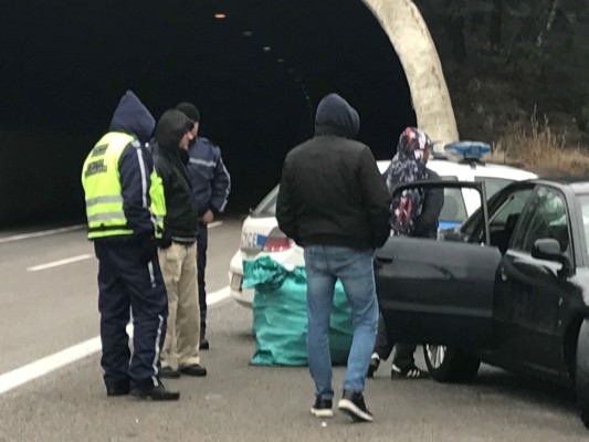 Спипали бандата в "Траянови врата" с плячка - цял чувал с цигари и билети от лотарията, вижте бандитите (СНИМКИ)