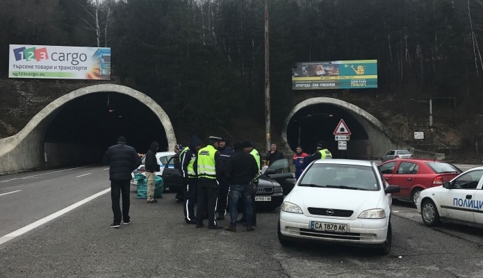 Спипали бандата в "Траянови врата" с плячка - цял чувал с цигари и билети от лотарията, вижте бандитите (СНИМКИ)