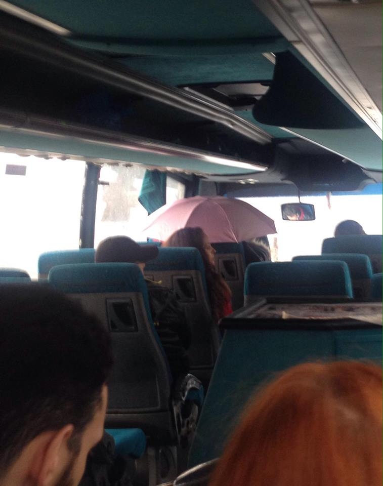 Дъжд заваля в междуградски автобус, пътничка стои с чадър, за да не се намокри (СНИМКА)