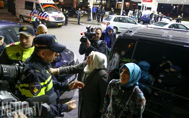 Скандалът придобива огромни мащаби! Холандската полиция спря колата на турския социален министър (СНИМКИ/ВИДЕО)