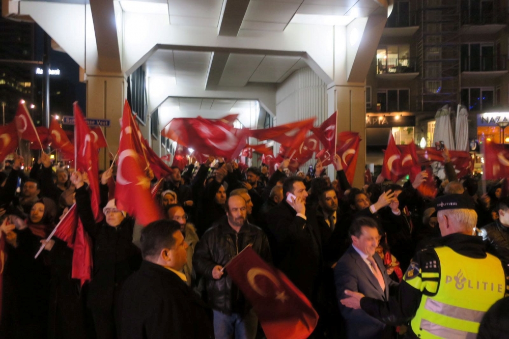 Положението стана напечено! Турци обсадиха консулството в Ротердам, в Истанбул не искат да виждат холандския посланик (СНИМКИ/ВИДЕО/НА ЖИВО)
