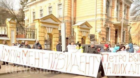 Демонстрация на майки в Киев: Порошенко убива нашите деца (СНИМКИ/ВИДЕО)