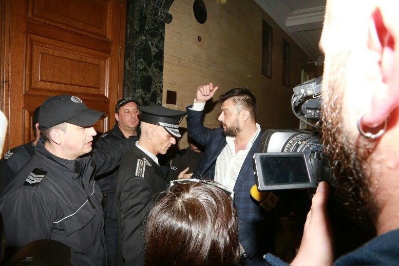 Бареков първо пред БЛИЦ за бесния екшън на сбирката на Лозан Панов: Съдът си свали днес гащите! (СНИМКИ)