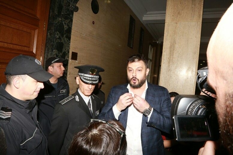 Бареков първо пред БЛИЦ за бесния екшън на сбирката на Лозан Панов: Съдът си свали днес гащите! (СНИМКИ)