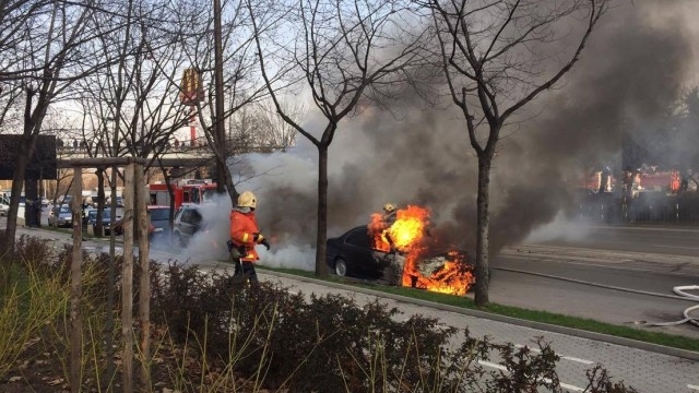 Огнен ужас шокира столичани: Четири коли станаха на въглен на бул. "България" до Моста на влюбените (СНИМКИ/ВИДЕО/ОБНОВЕНА)