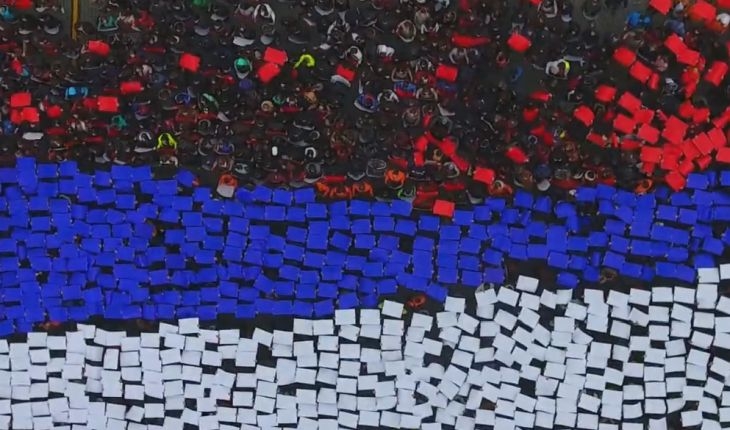 Стотици образуваха "жив флаг" в Русия, причината е... (ВИДЕО)