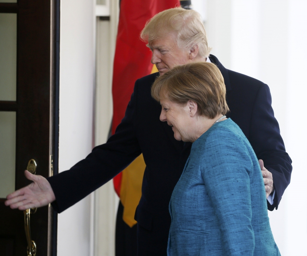 Виелицата не можа да я спре: Меркел влезе в Овалния кабинет (СНИМКИ)