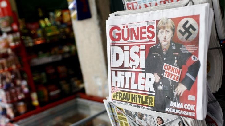 Турски вестник изобрази Меркел като Хитлер, нарече я "Грозната лелка"! (СНИМКИ)