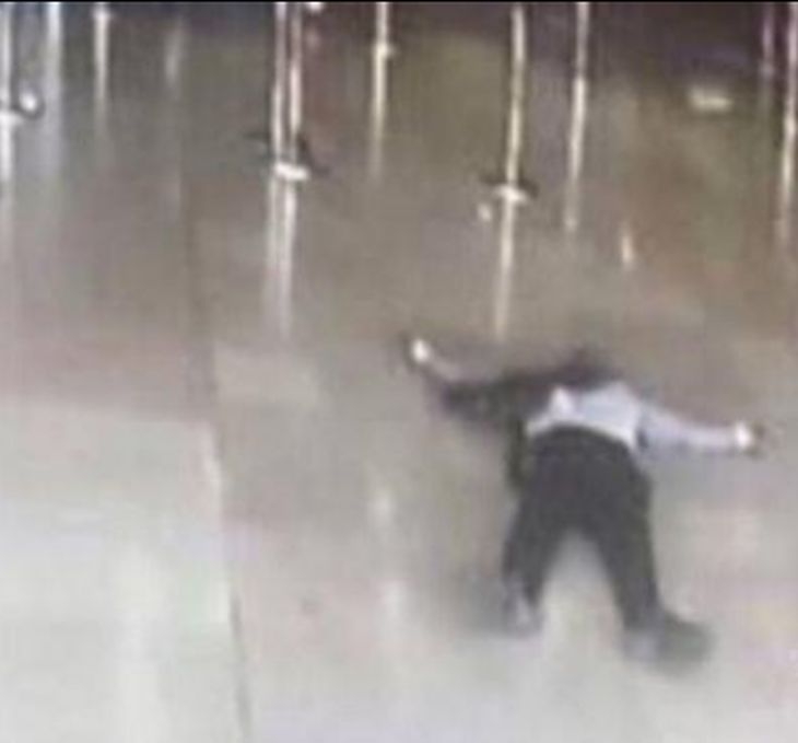 От последните минути: Гръмнаха тревожни новини от Париж, вижте първа СНИМКА (18+) на разстреляния терорист на летище "Орли" (ВИДЕО)