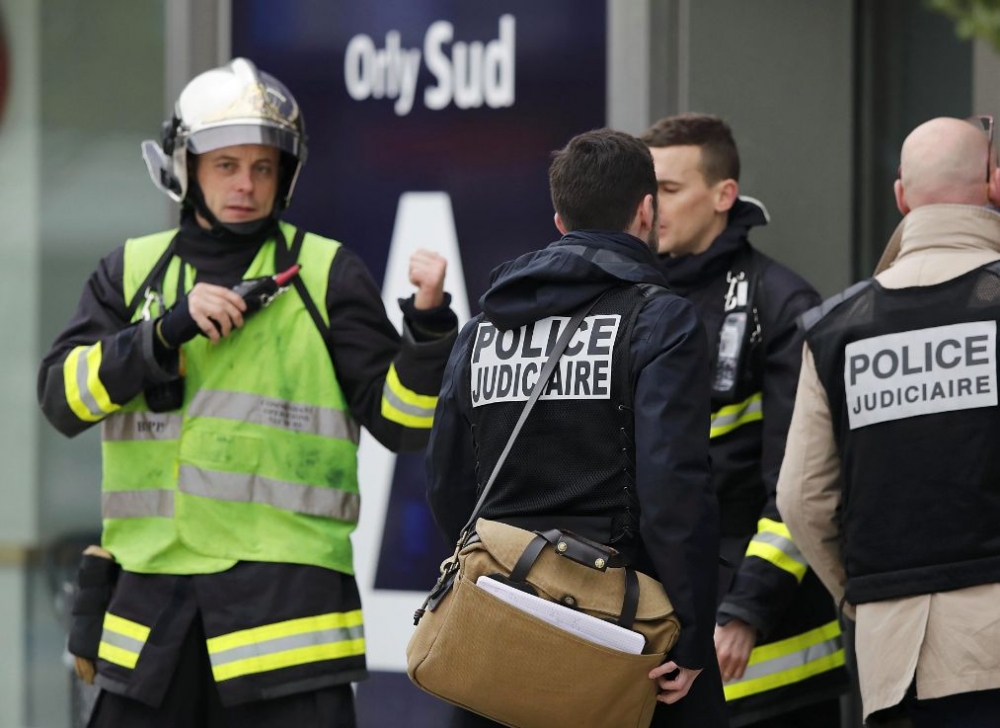 Посолството ни в Париж следи ситуацията на летище „Орли”