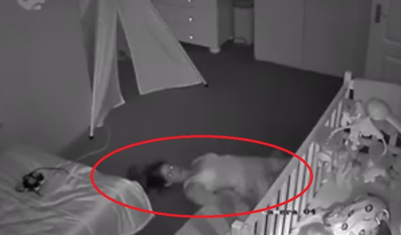 Камера за наблюдение засне какви ги върши в тъмното майка до креватчето на бебето си! (ВИДЕО)