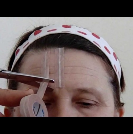 Руска лечителка взе няколко ленти алуминиево фолио и ги сложи на челото си преди лягане, резултатът беше изумителен!