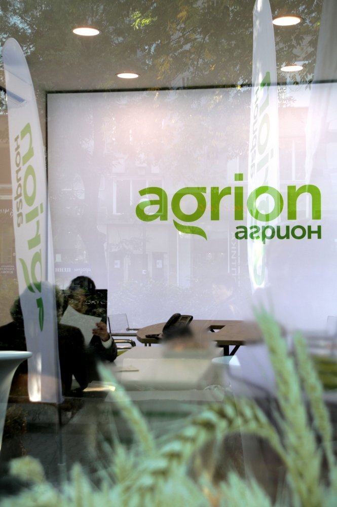 Арендатори наддават за земя под наем в офисите на Агрион