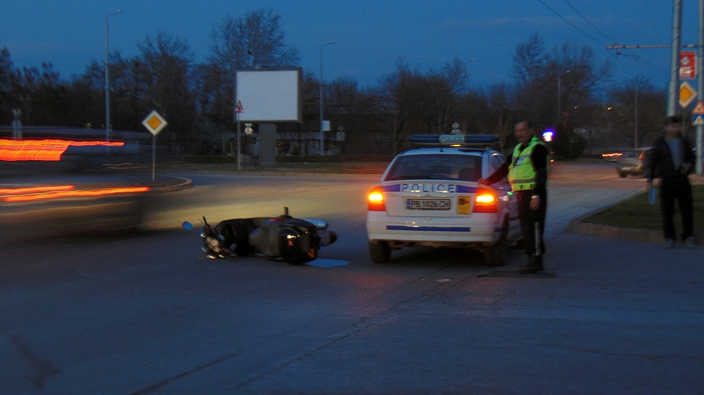 Жестока катастрофа с моторист в Пловдив (СНИМКИ)
