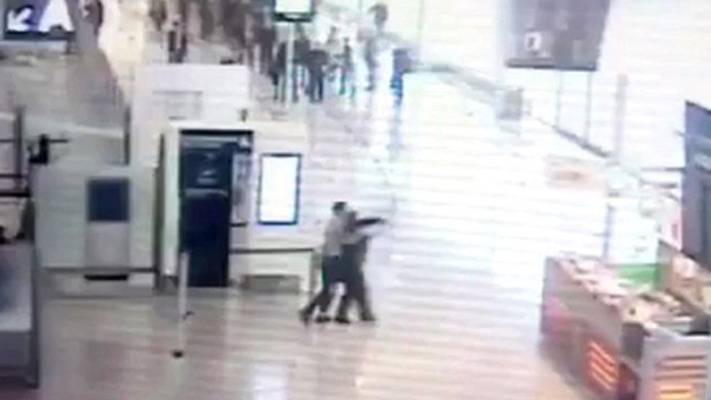 ВИДЕО (18+) показа ужаса на парижкото летище "Орли"